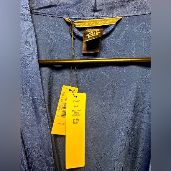 Victoria’s Secret satin robe - Picture 5 of 8